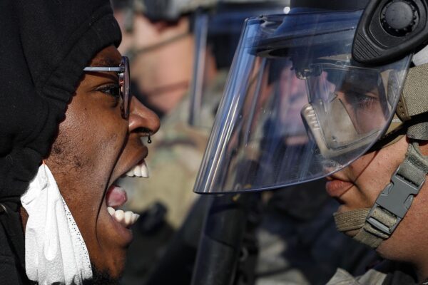 עימות בין מפגינים לחיילי המשמר הלאומי, במיניאפוליס (צילום: AP Photo/John Minchillo).