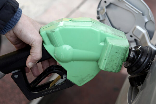 מחיר הדלק צפוי לרדת השבוע בכ-40 אגורות לליטר