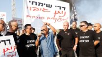 יו״ר ההסתדרות ארנון בר-דוד, ויו״ר ועד הכבאים אבי אנקורי במחאה נגד נציב הכבאות (צילום באדיבות ארגון הכבאים)