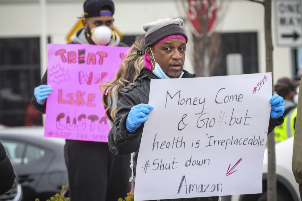 עובדי אמזון מפגינים סמוך למרכז אספקה של החברה בסטייטן איילנד, ניו יורק, במחאה על היעדר הגנה לעובדים מנגיף הקורונה, 30 במרץ 2020 (AP Photo/Bebeto Matthews)