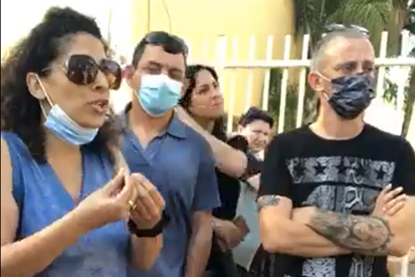 הפגנה של תנועת 'דור 1.5' מול בית ספר בפתח תקווה, 22 במאי 2020 (צילום: פייסבוק דור 1.5)