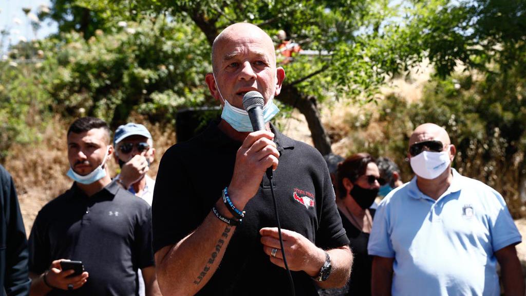 יו"ר ארגון הכבאים אבי אנקורי בהפגנת הכבאים מול קריית הממשלה בירושלים. (צילום: קובי וולף)