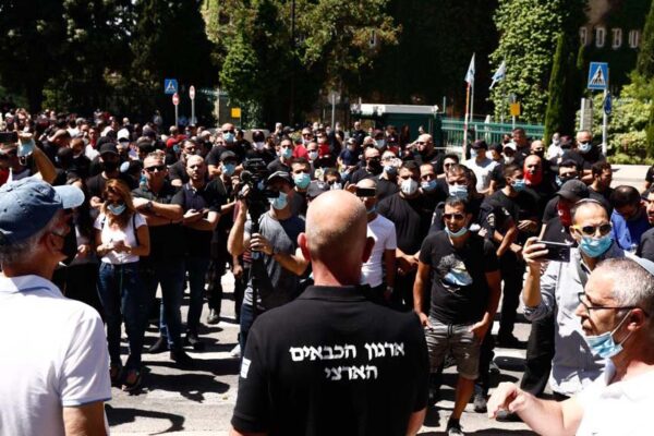 הפגנת הכבאים מול קריית הממשלה בירושלים. (צילום: קובי וולף)
