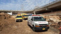 אתר הבנייה בבני ברק בו נהרג עובד מפגיעת טקרטורץ (צילום: מד"א)
