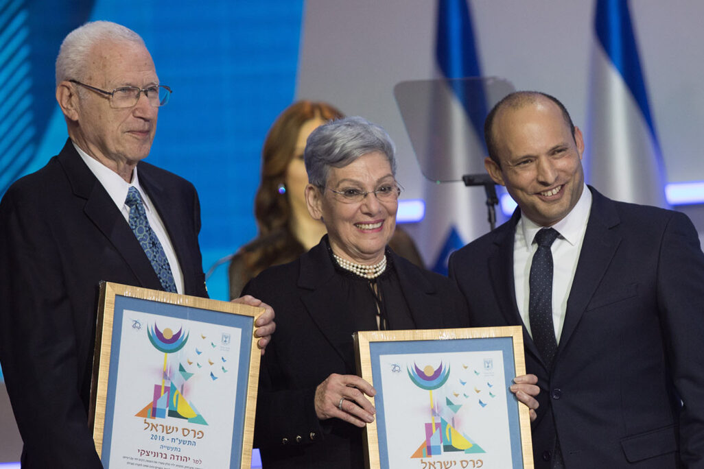 يهوديت برونيتسكي عند الفوز في جائزة إسرائيل، نيسان 2018 (تصوير: هداس فروش/ فلاش 90)