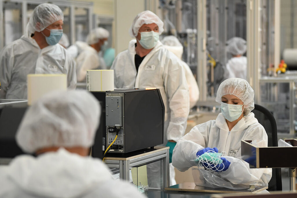 عمال في مصنع لتصنيع كمامات طبية في ألمانيا (Andreas Gebert / Getty Images)