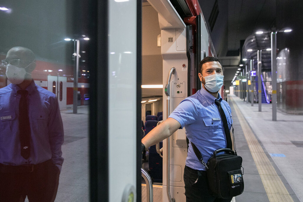 عمال قطار اسرائيل يرتدون كمامة جراحية في محطة يتسحاك نافون الفارغة. ايار 2020. (تصوير: أوليفيا بيتوسي/ فلاش 90)