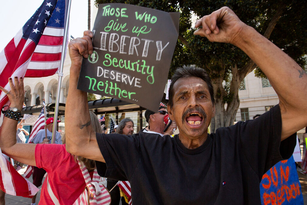 הפגנה מול בניין העיירה בלוס אנג'לס במחאה על תנאי הסגר בקליפורניה. במאי 2020. (צילום: Matt Gush / Shutterstock.com)