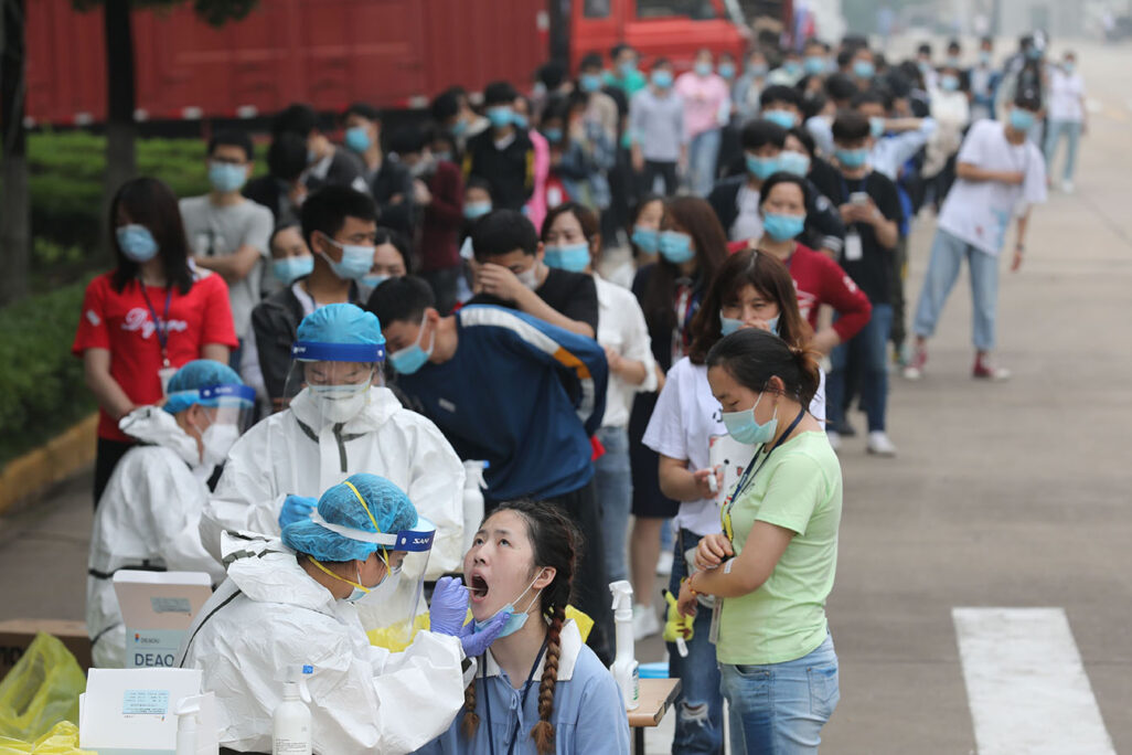 ממתינים בתור לבדיקות קורונה המוניות במחוז ווהאן בסין 15 במאי 2020 (Photo credit should read Feature China/Barcroft Media via Getty Images