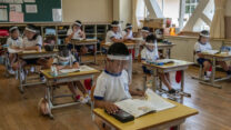 תלמידים עוטים מסיכות מגן בבית-ספר בעיר ניקו שביפן. (צילום: Carl Court/Getty Image)