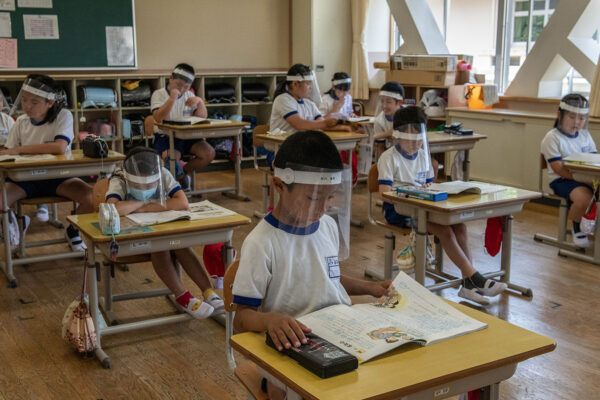 תלמידים עוטים מסיכות מגן בבית-ספר בעיר ניקו שביפן. (צילום: Carl Court/Getty Image)