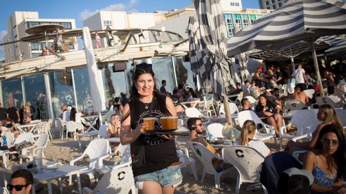 חוף הים בתל אביב. ״מאות אלפי צעירים יעבדו בקיץ, אלו הזכויות שחשוב לדעת״ (מרים אלסטר / פלאש 90)