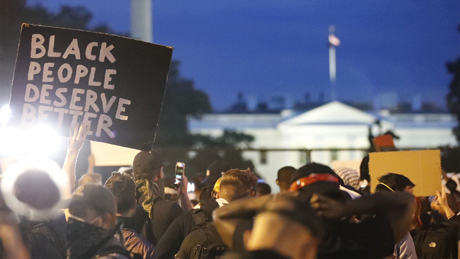 &quot;לשחורים מגיע יותר&quot;. הפגנה מול הבית הלבן בעקבות הריגתו של ג'ורג' פלויד בידי שוטר. יום שלישי 2 ביוני . (AP Photo/Alex Brandon)