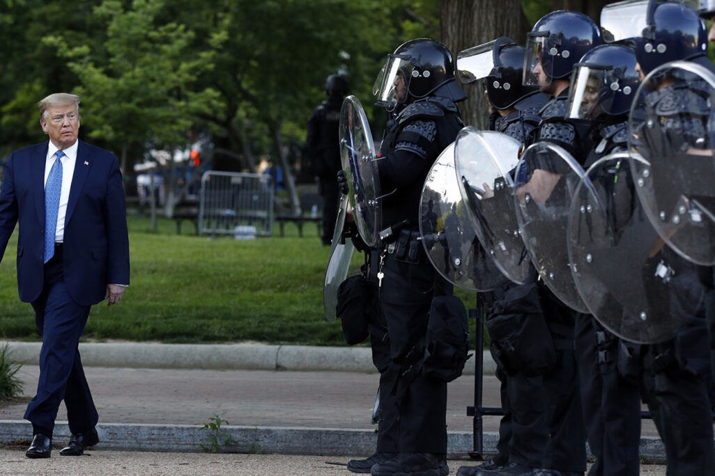 נשיא ארה"ב דונלד טראמפ צועד על פני שורת שוטרים בדרכו להצטלם מחוץ לכנסיית סט. ג'ון שמול הבית הלבן. (צילום: AP Photo/Patrick Semansky)