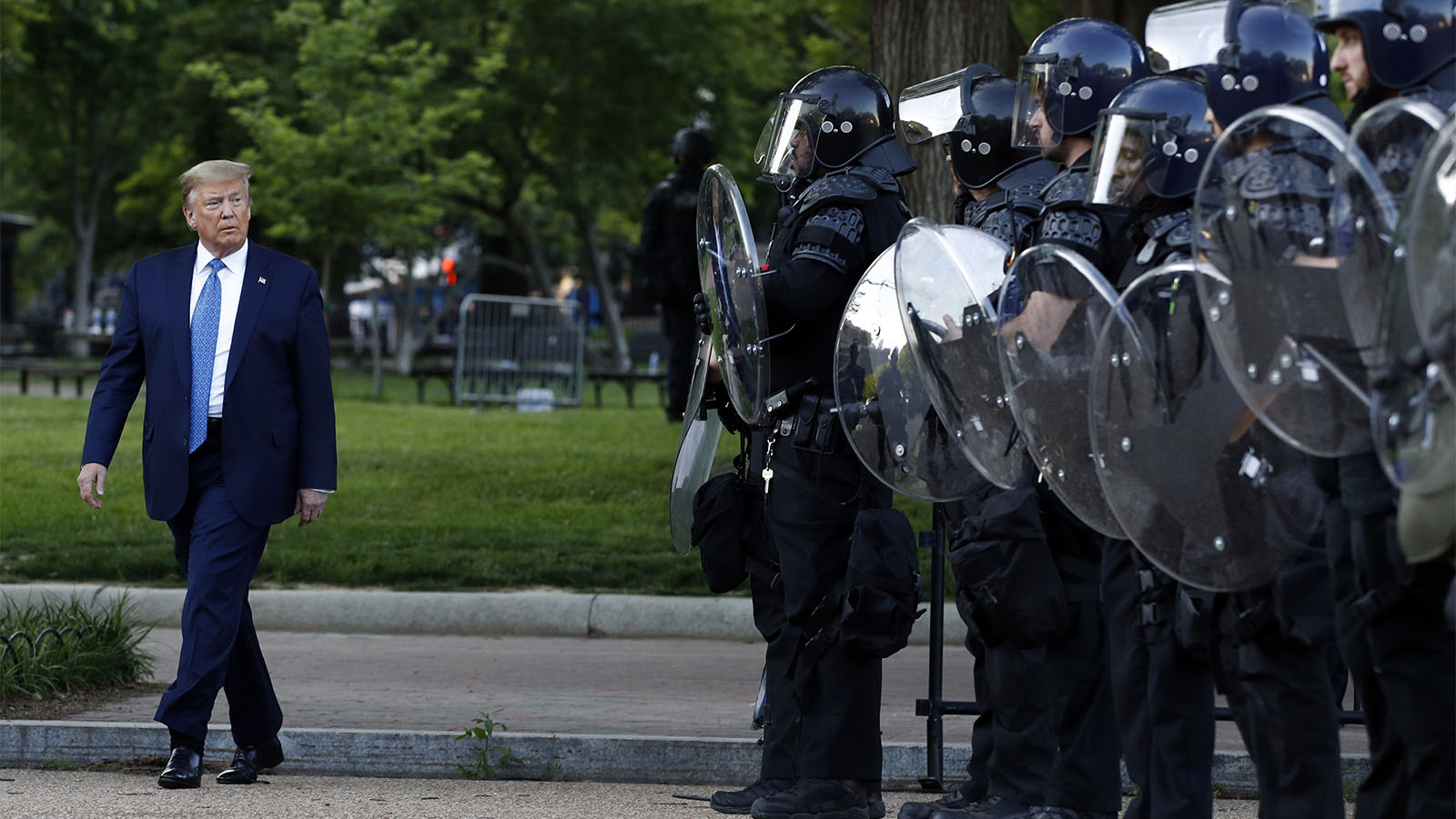 נשיא ארה&quot;ב דונלד טראמפ, צועד מול שוטרים עם ציוד לפיזור הפגנות, בסמוך לכנסיית סיינט ג'ון בוושינגטון. זה היום השביעי למחאות ברחבי ארה&quot;ב בעקבות הריגתו של ג'ורג' פלויד בידי שוטר (AP Photo/Patrick Semansky)