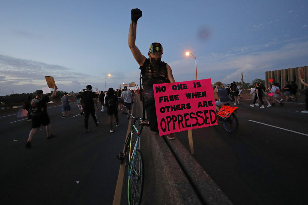 צעדת מחאה בניו אורלינס בעקבות הריגתו של ג'ורג' פלויד על ידי שוטרים. (צילום: AP Photo/Gerald Herbert)