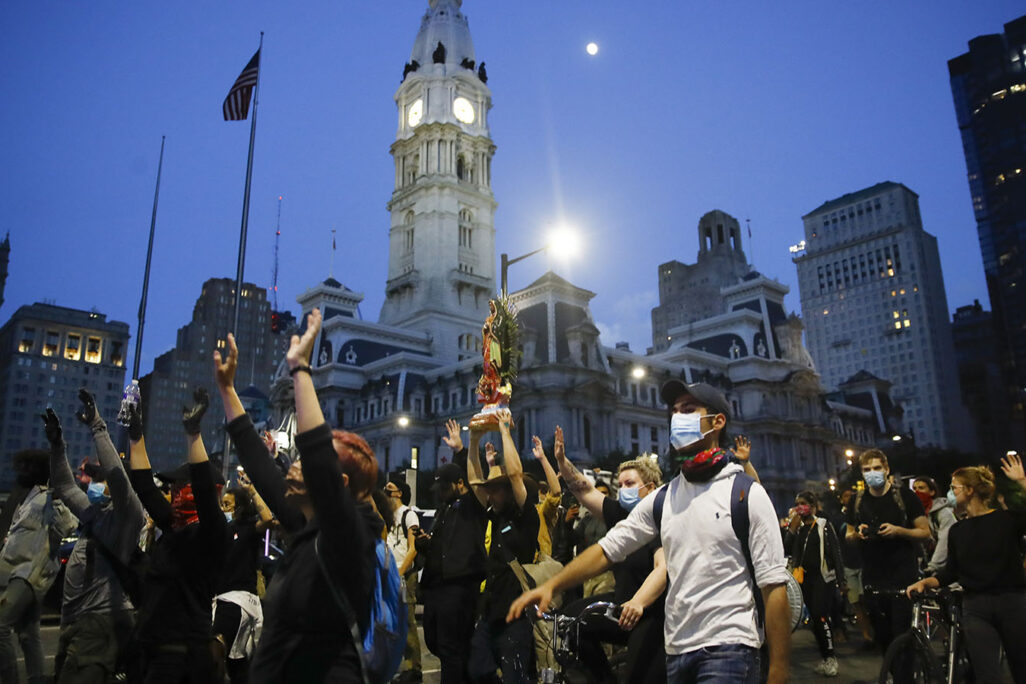 הפגנה מול בית העירייה בפילדלפיה, ארה"ב, בעקבות הריגתו של ג'ורג' פלויד על ידי שוטרים. (צילום: AP Photo/Matt Rourke)