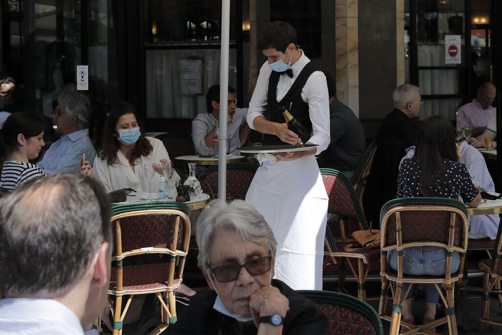 קפה דה פלור הנודע בפריז כבר חידש את פעילותו עם ההודעה על ההקלות (AP Photo/Christophe Ena)