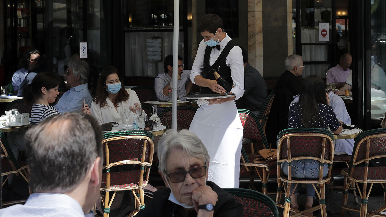 קפה דה פלור הנודע בפריז כבר חידש את פעילותו עם ההודעה על ההקלות (AP Photo/Christophe Ena)