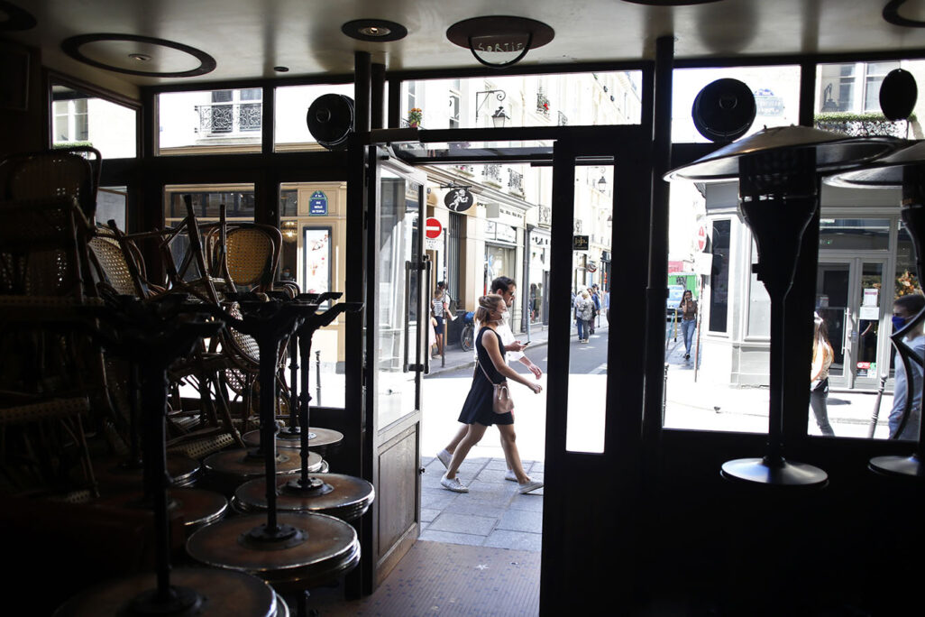 בית קפה סגור. עם תחילת הסגר יצאו עובדים רבים לחל"ת. (AP Photo/Thibault Camus)