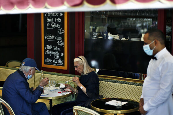 בית קפה בפריז בימי החזרה לשגרה (AP Photo/Thibault Camus)