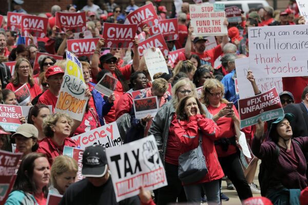 עובדים מאוגדים מפגינים בארצות הברית (צילום: AP Photo/Seth Wenig)