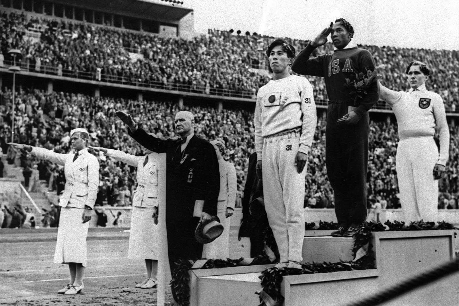 ג'סי אוונס זוכה באחת מארבע מדליות הזהב שלו באולימפיאדת ברלין 1936, תחת השלטון הנאצי (AP Photo/File)