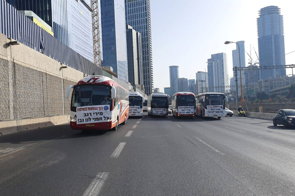 אוטובוסים חוסמים את נתיבי איילון באזור מחלף השלום במחאה על התעלמות ממשלת ישראל מקריסת ענף ההסעות הפרטיות (צילום ארכיון: נהגי ההסעות הפרטיות)