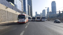 אוטובוסים חוסמים את נתיבי איילון באזור מחלף השלום במחאה על התעלמות ממשלת ישראל מקריסת ענף ההסעות הפרטיות (צילום ארכיון: נהגי ההסעות הפרטיות)