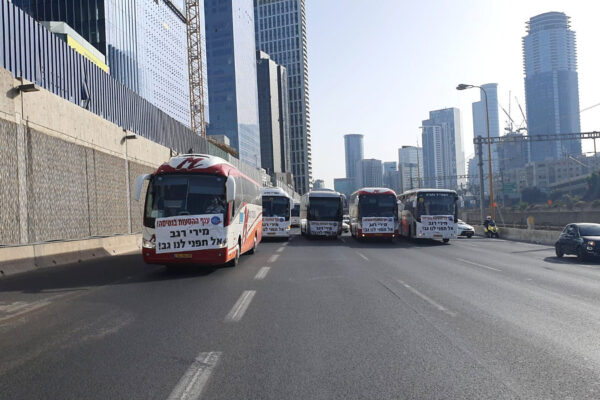 אוטובוסים חוסמים את נתיבי איילון באזור מחלף השלום במחאה על התעלמות ממשלת ישראל מקריסת ענף ההסעות הפרטיות (צילום ארכיון: נהגי ההסעות הפרטיות)