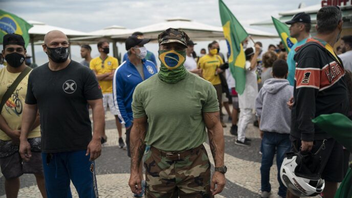 הפגנת תמיכה בנשיא ברזיל בולסנארו, בחוף הקופקבנה. 7 ביוני. (AP Photo/Leo Correa)