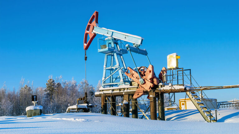 באר נפט ברוסיה. המדינה צפויה לאבד 11% מהתוצר שלה עד סוף השנה (צילום: shutterstock)