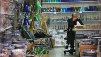 בעל חנות מזכרות בעיר העתיקה בירושלים מחכה ללקוחות בימים שלאחר הסגר הראשון (צילום ארכיון: רבקה זפרט / פלאש 90)