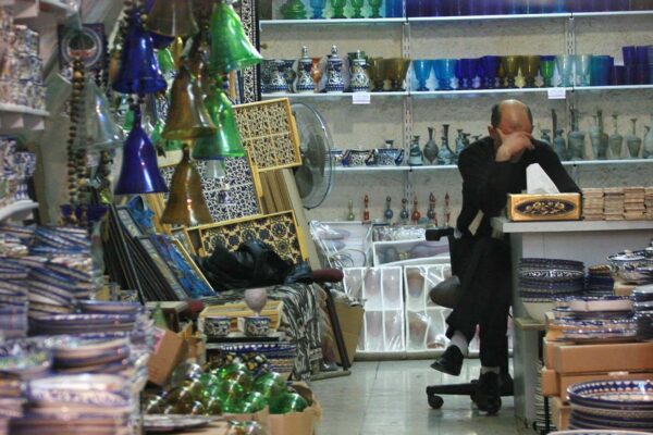 בעל חנות מזכרות בעיר העתיקה בירושלים מחכה ללקוחות בימים שלאחר הסגר הראשון (צילום ארכיון: רבקה זפרט / פלאש 90)