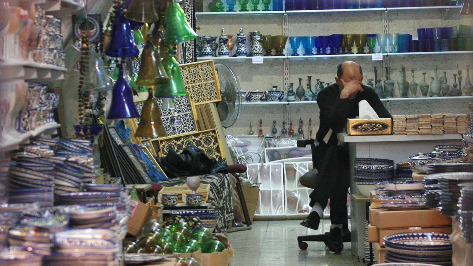 בעל חנות מזכרות בעיר העתיקה בירושלים מחכה ללקוחות (צילום: רבקה זפרט / פלאש 90).