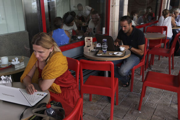 בית קפה בירושלים, עובדים מהבית - מחוץ לבית (צילום אילוסטרציה: נתי שוחט/פלאש90)