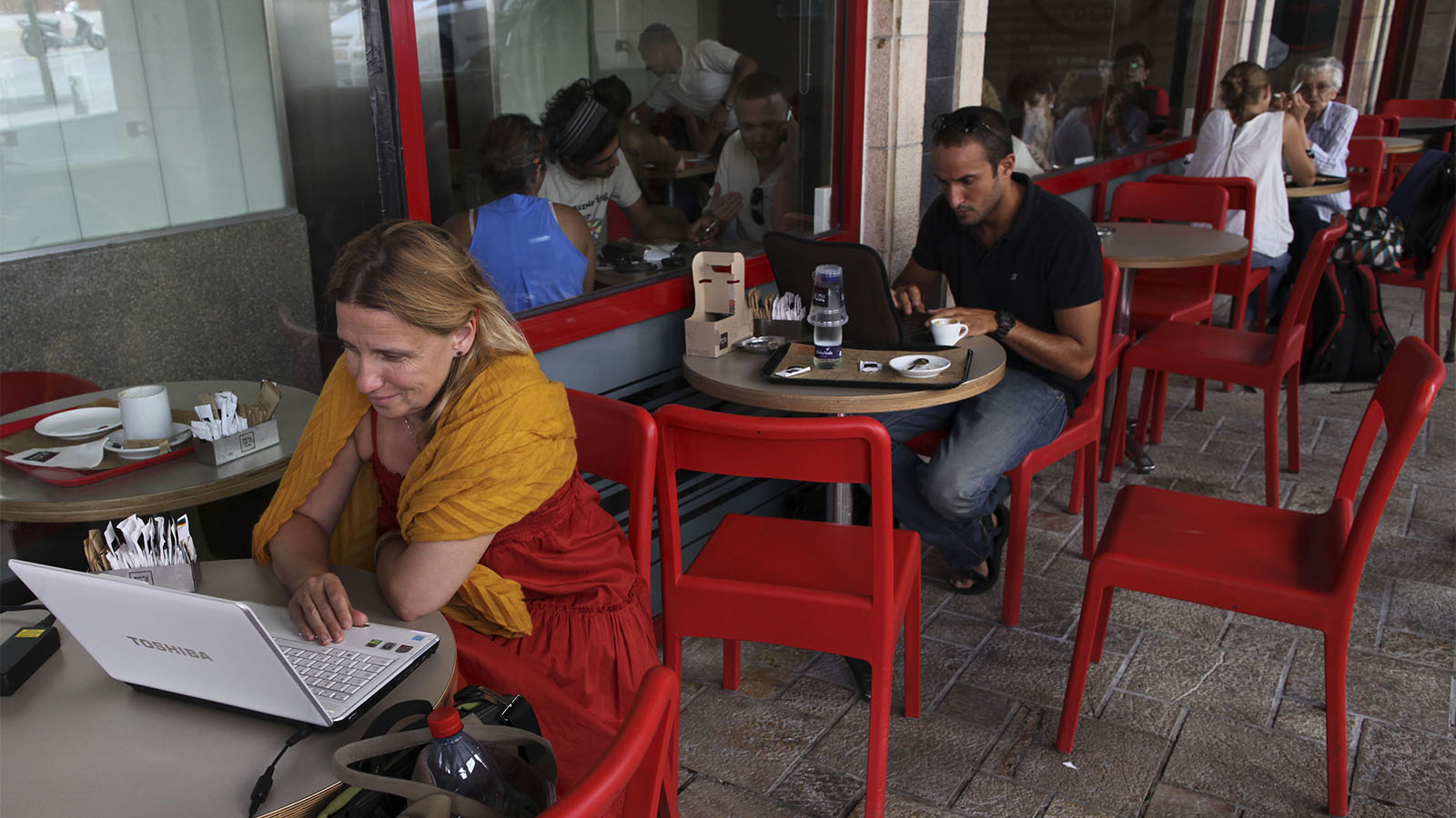בית קפה בירושלים, עובדים מהבית &#8211; מחוץ לבית (צילום: נתי שוחט/פלאש90)