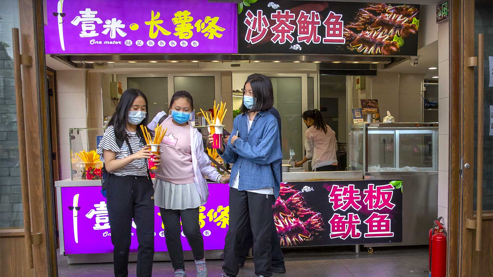 אזרחים עושים קניות וממריצים את המשק בבייג'ינג, סין. (צילום: AP Photo/Mark Schiefelbein)