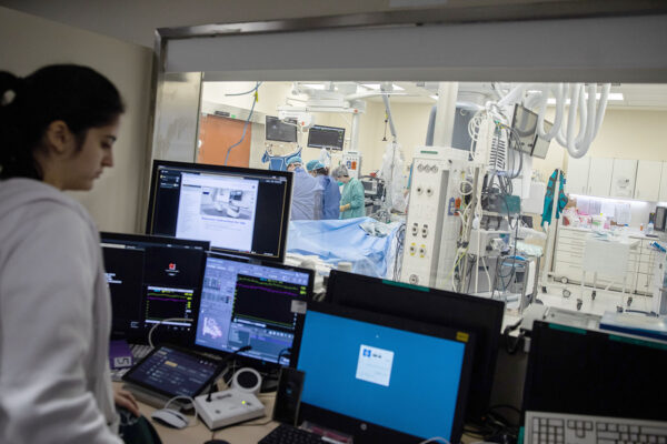 רופאים מבצעים ניתוח בבית החולים הדסה עין כרם בירושלים (צילום: הדס פרוש/פלאש90)