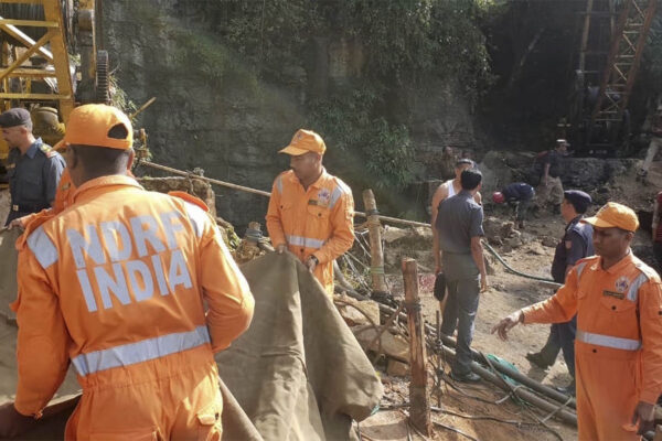 עובדי חילוץ במכרה פחם שהתמוטט בהודו. דצמבר 2018 (AP Photo/Sannio Siangshai)