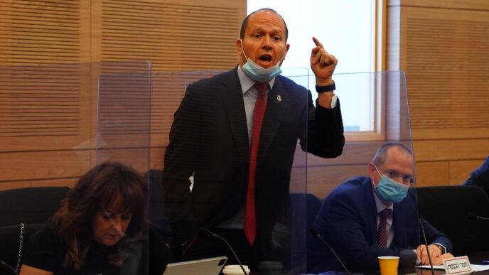 ח"כ ניר ברקת בישיבת ועדת הכספים של הכנסת בהשתתפות שר האוצר ישראל כ"ץ. (צילום: עדינה ולמן, דוברות הכנסת)