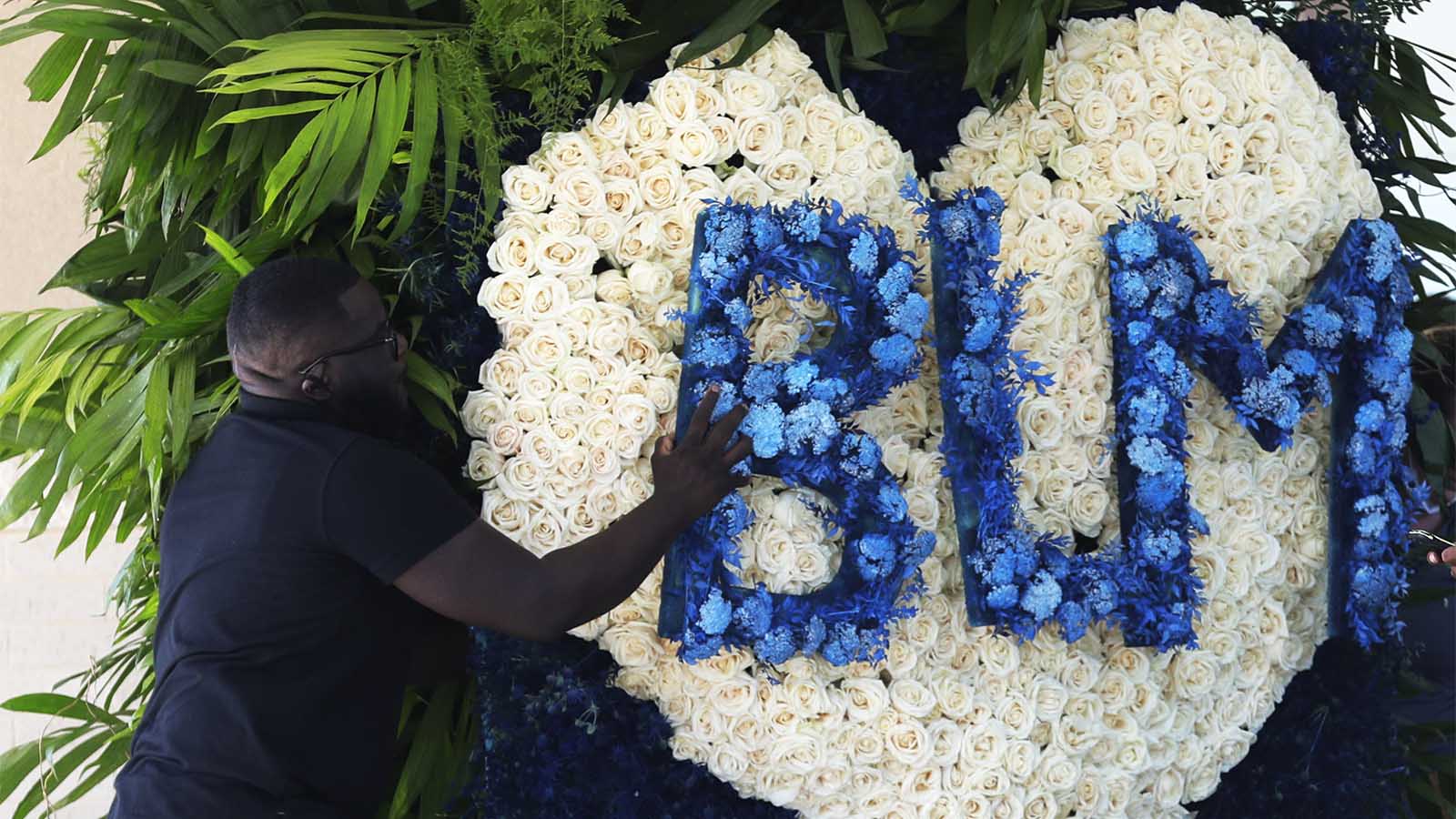 סידור הפרחים בטקס האשכבה של ג'ורג' פלויד &#8211; BLM ראשי התיבות של ססמת המחאה black lives matter (צילום: AP Photo/Eric Gay)