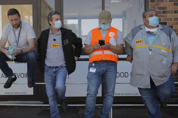 עובדי רנו בצרפת מפגינים נגד כוונת החברה לפטר 15,000 עובדים (צילום: AP Photo/Christophe Ena)
