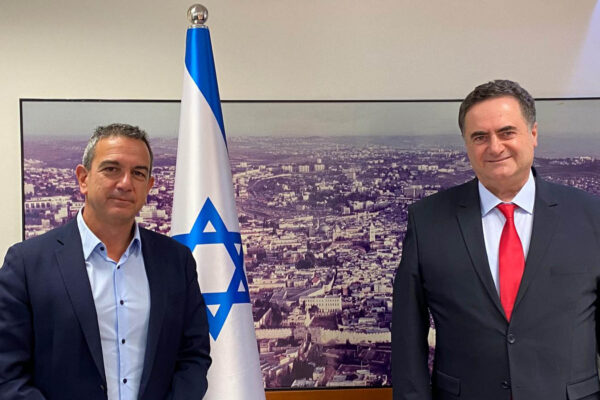 שר האוצר כ"ץ ויו"ר התאחדות התעשיינים רון תומר. (צילום: דוברות האוצר)
