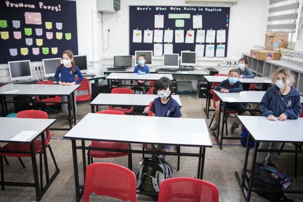 תלמידים בבית ספר בירושלים. הנהגת ההורים: ״אין סיכוי שנעבור על זה לסדר היום״ (צילום: אוליביה פיטוסי / פלאש 90)
