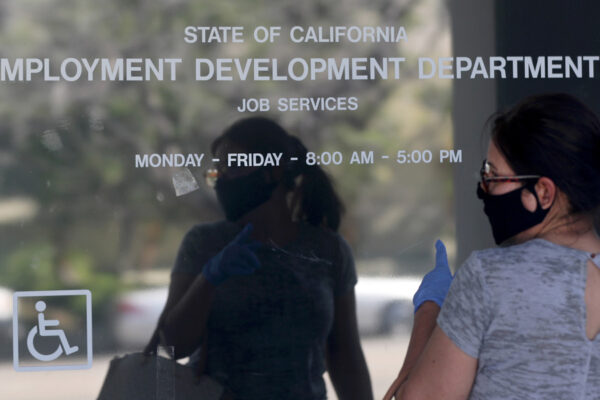 אישה מחוץ ללשכת התעסוקה בקליפורניה, מאי 2020 (צילום: Brian van der Brug / Los Angeles Times via Getty Images)