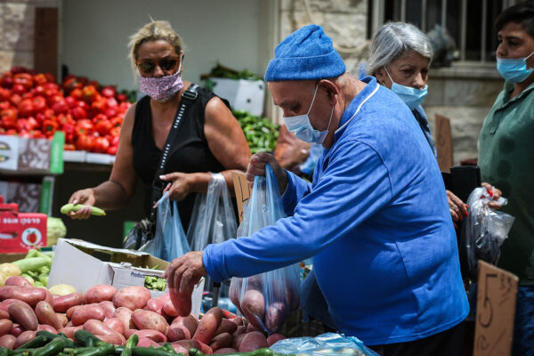 קונים ירקות בשוק בצפת. למצולמים אין קשר לכתבה (צילום: דוד כהן/פלאש90)