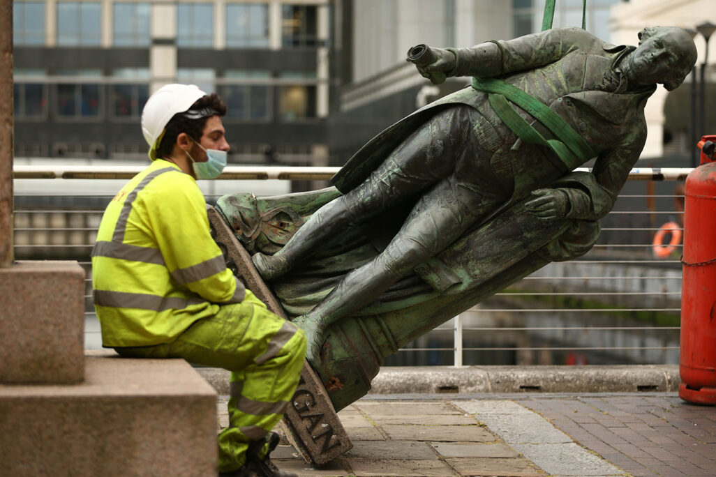 פסל של בעל העבדים רוברט מיליגן, שהוסר על ידי מועצת רובע טאוור האמלטס בלונדון, כחלק מהמחאה העולמית שהחלה אחרי הריגתו של ג'ורג' פלויד בידי שוטרים בארה"ב. (צילום:(Photo by Yui Mok/PA Images via Getty Images)