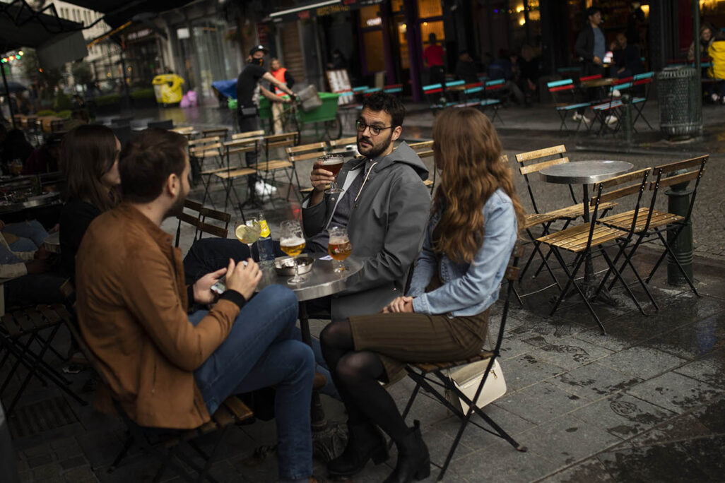 לקוחות מבלים בבית קפה בבריסל שבבלגיה. 8 ביוני (AP Photo/Francisco Seco)