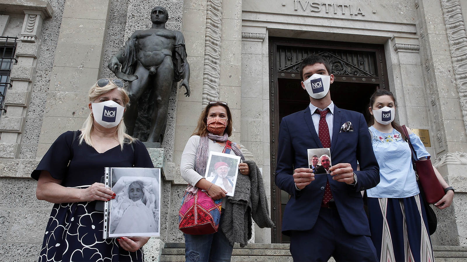 קרובי משפחה של קורבנות קורונה מול בית המשפט בברגמו, איטליה לאחר שהגישו תלונה נגד הממשלה בגין מוות יקריהם. 10 ביוני (AP Photo/Antonio Calanni)